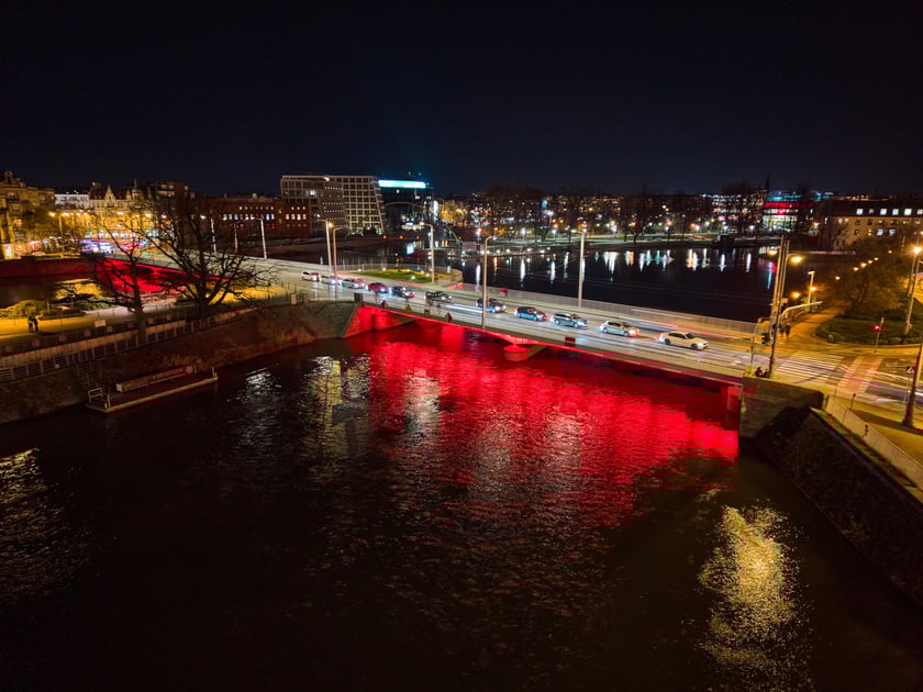 Mosty Uniwersyteckie rozświetlone na czerwono - 19 listopada 2025 r.