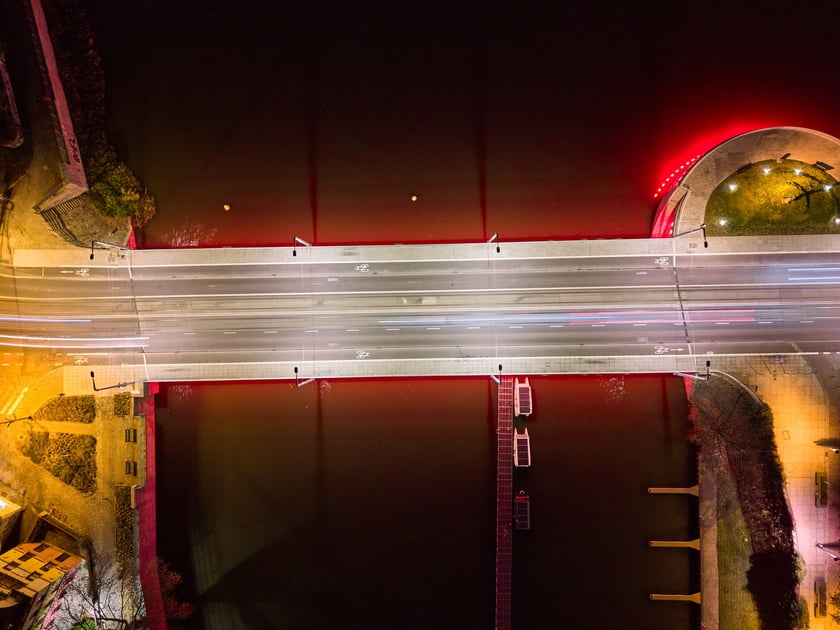 Mosty Uniwersyteckie rozświetlone na czerwono - 19 listopada 2025 r.