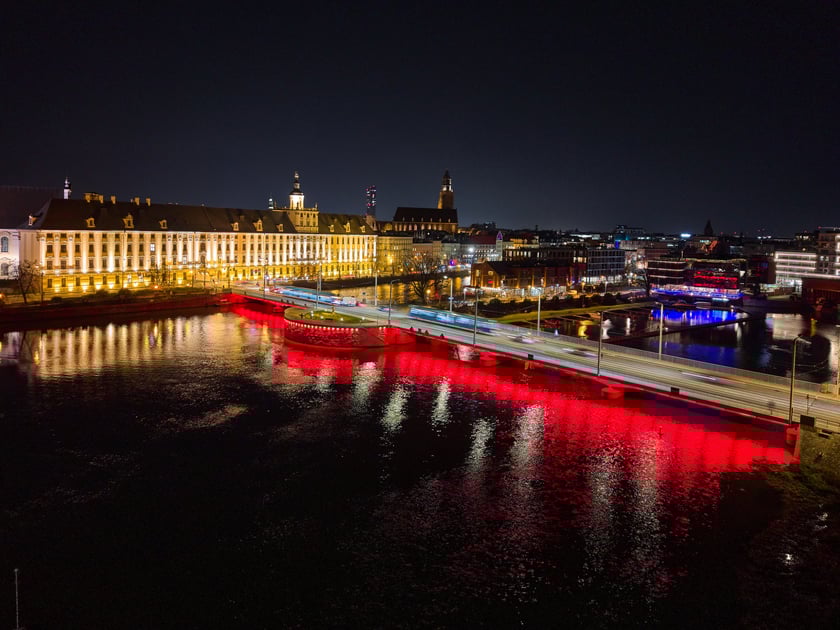 Mosty Uniwersyteckie rozświetlone na czerwono - 19 listopada 2025 r.