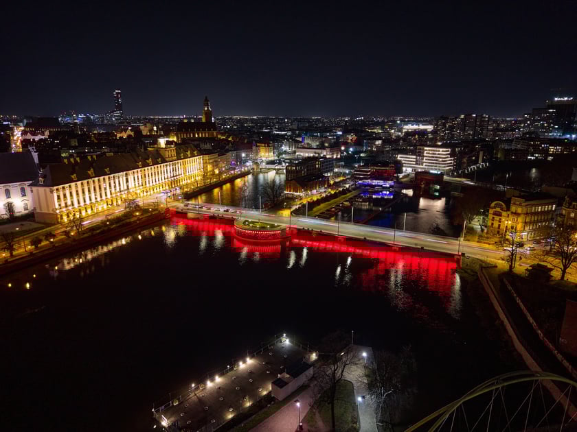 Mosty Uniwersyteckie rozświetlone na czerwono - 19 listopada 2025 r.