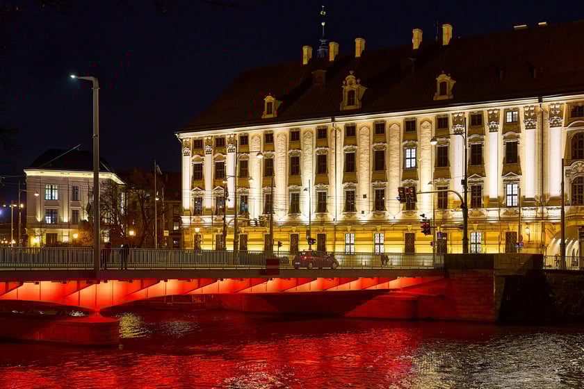 Mosty Uniwersyteckie rozświetlone na czerwono - 19 listopada 2025 r.