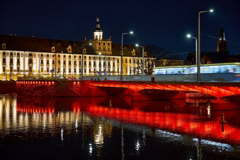 Mosty Uniwersyteckie rozświetlone na czerwono - 19 listopada 2025 r.