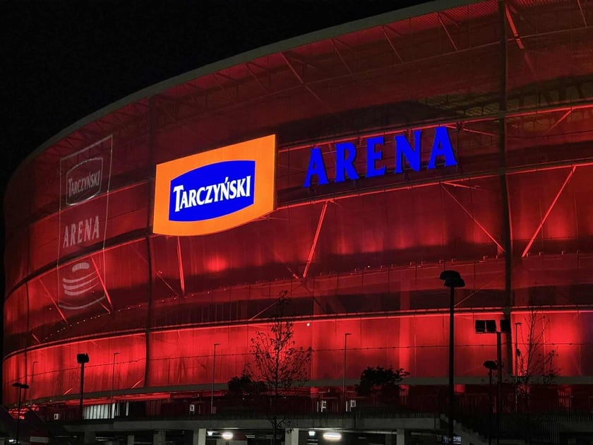 Tarczyński Arena podświetlona na czerwono - 19 listopada 2025 r.