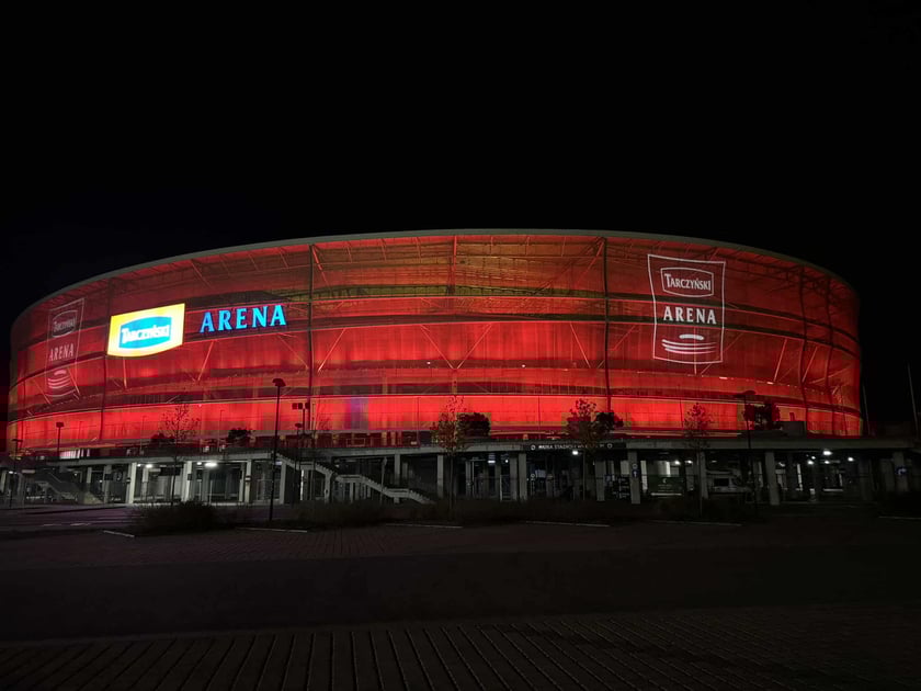 Tarczyński Arena podświetlona na czerwono - 19 listopada 2025 r.