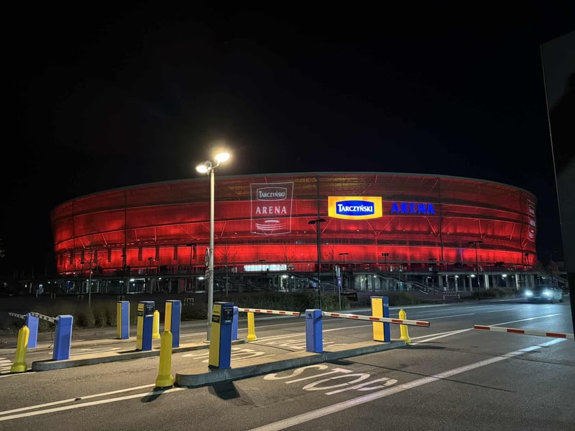 Tarczyński Arena podświetlona na czerwono - 19 listopada 2025 r.
