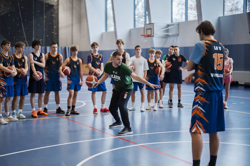 Koszykarze Śląska Wrocław odwiedzili uczniów V LO