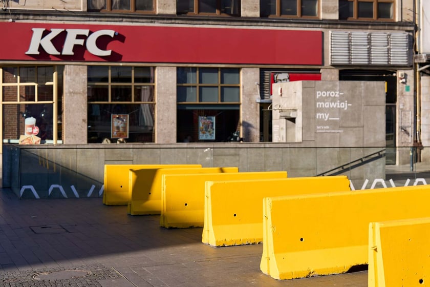 Betonowe zapory pomalowane na żółto na deptaku na ul. Świdnickiej.