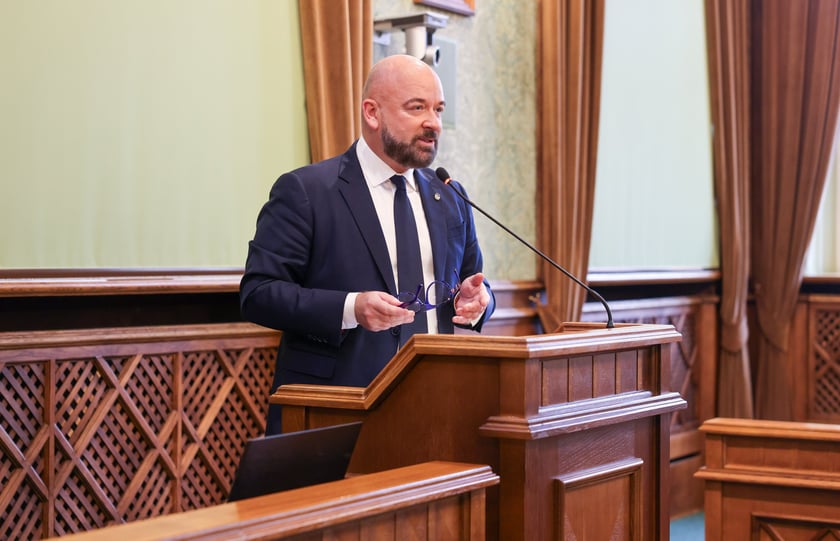 Powiększ obraz: Prezydent Wrocławia Jacek Sutryk podczas XXV sesji Rady Miejskiej.