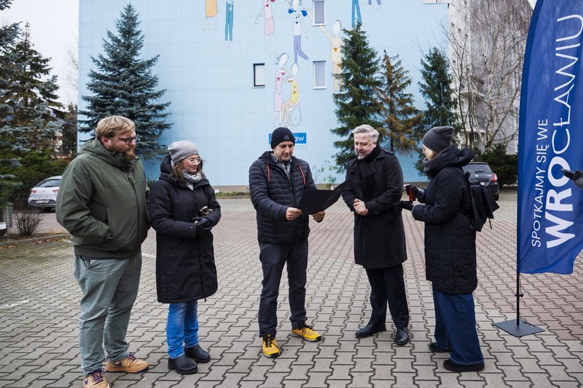 Andrzej Tylkowski, jeden z najbardziej rozpoznawalnych wrocławskich artyst&oacute;w z odznaką &bdquo;Zaslużony dla Wrocławia&rdquo; i krasnalem oraz zespołem Departamentu Marki Wrocławia&nbsp;
