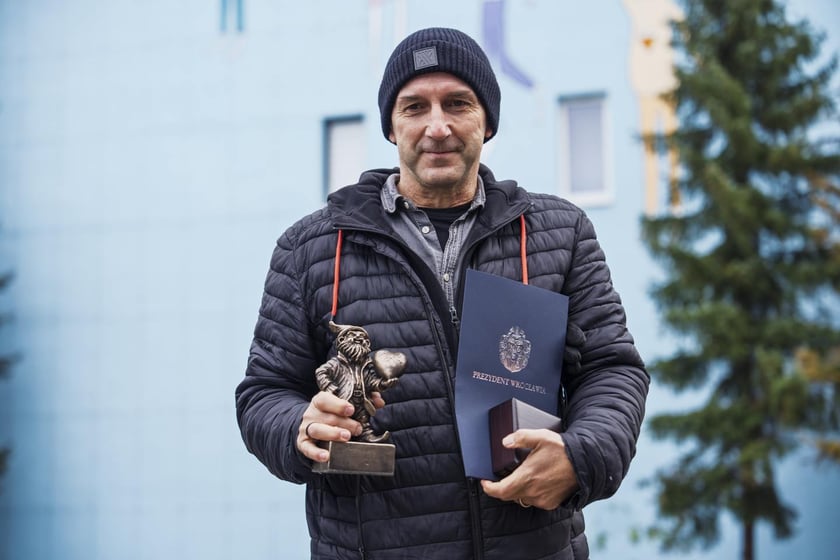 Andrzej Tylkowski, jeden z najbardziej rozpoznawalnych wrocławskich artyst&oacute;w z odznaką &bdquo;Zaslużony dla Wrocławia&rdquo; i krasnalem