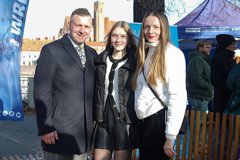 Odsłonięcie Ławeczki Życzliwości na bulwarze Xawerego Dunikowskiego, 21 listopada 2025