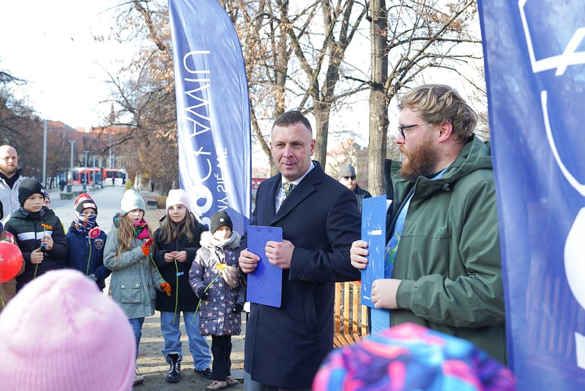 Odsłonięcie Ławeczki Życzliwości na bulwarze Xawerego Dunikowskiego, 21 listopada 2025