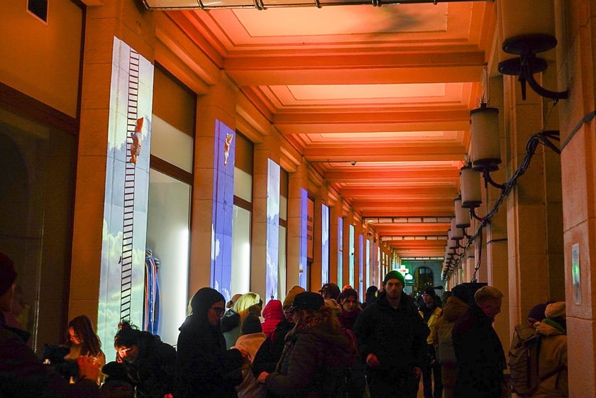 Mini koncert z mappingiem pod Arkadami na Świdnickiej. Były gesty życzliwości, muzyka, mapping