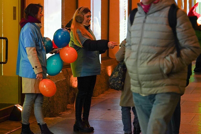 Mini koncert z mappingiem pod Arkadami na Świdnickiej. Były gesty życzliwości, muzyka, mapping