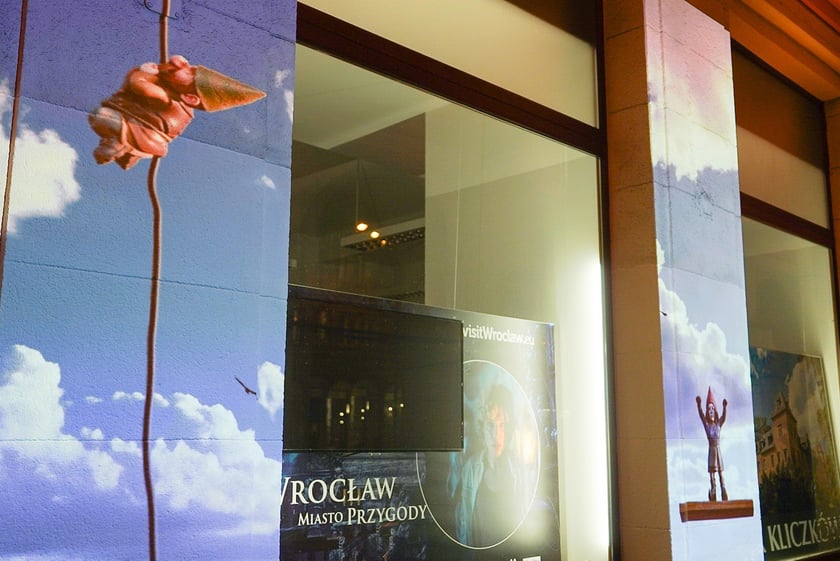 Mini koncert z mappingiem pod Arkadami na Świdnickiej. Były gesty życzliwości, muzyka, mapping