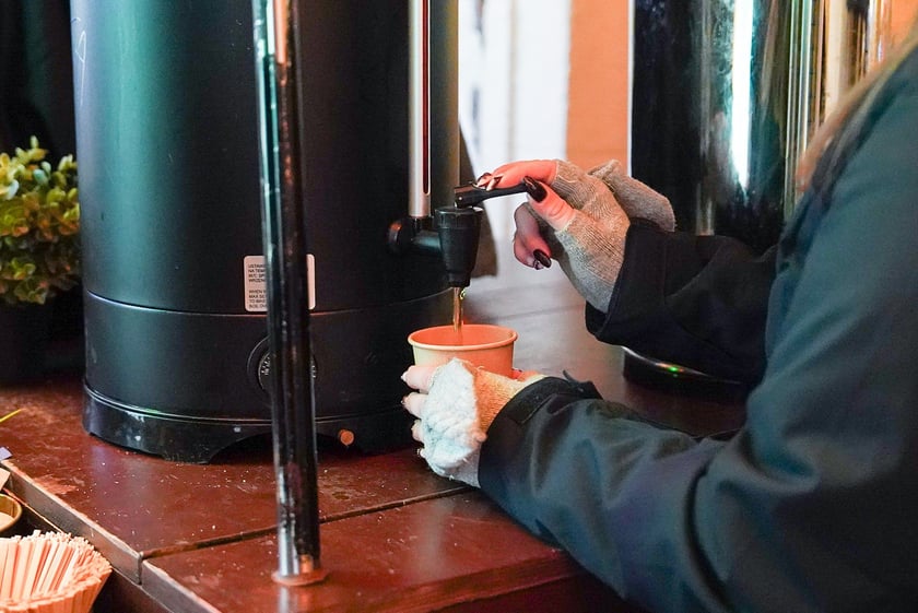 Mini koncert z mappingiem pod Arkadami na Świdnickiej. Były gesty życzliwości, muzyka, mapping