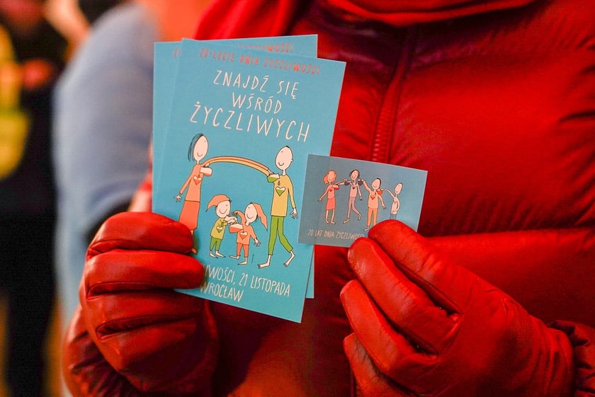 Mini koncert z mappingiem pod Arkadami na Świdnickiej. Były gesty życzliwości, muzyka, mapping