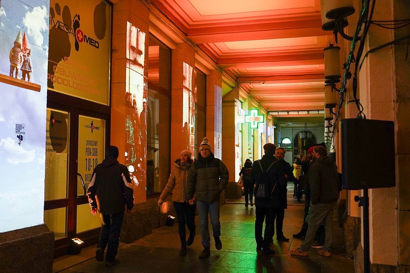 Mini koncert z mappingiem pod Arkadami na Świdnickiej. Były gesty życzliwości, muzyka, mapping