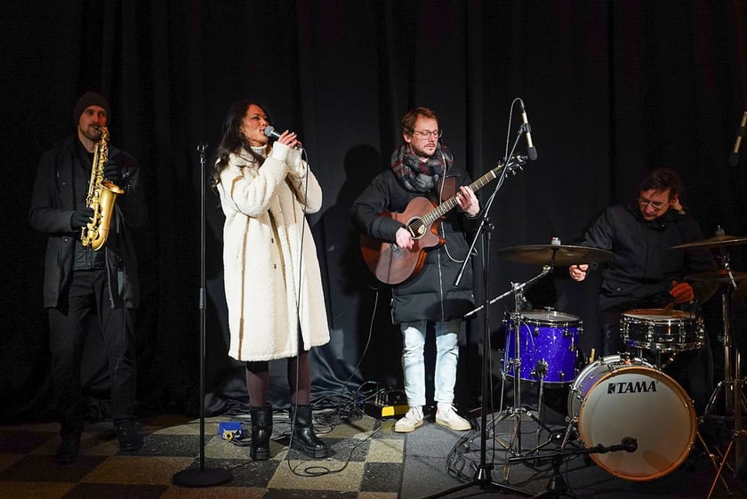 Mini koncert z mappingiem pod Arkadami na Świdnickiej. Były gesty życzliwości, muzyka, mapping