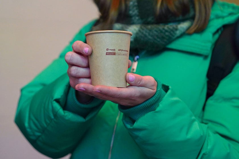 Mini koncert z mappingiem pod Arkadami na Świdnickiej. Były gesty życzliwości, muzyka, mapping