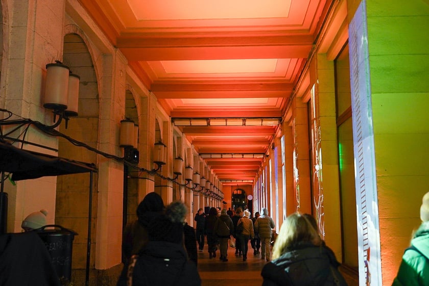 Mini koncert z mappingiem pod Arkadami na Świdnickiej. Były gesty życzliwości, muzyka, mapping