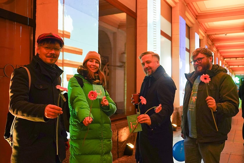 Mini koncert z mappingiem pod Arkadami na Świdnickiej. Były gesty życzliwości, muzyka, mapping