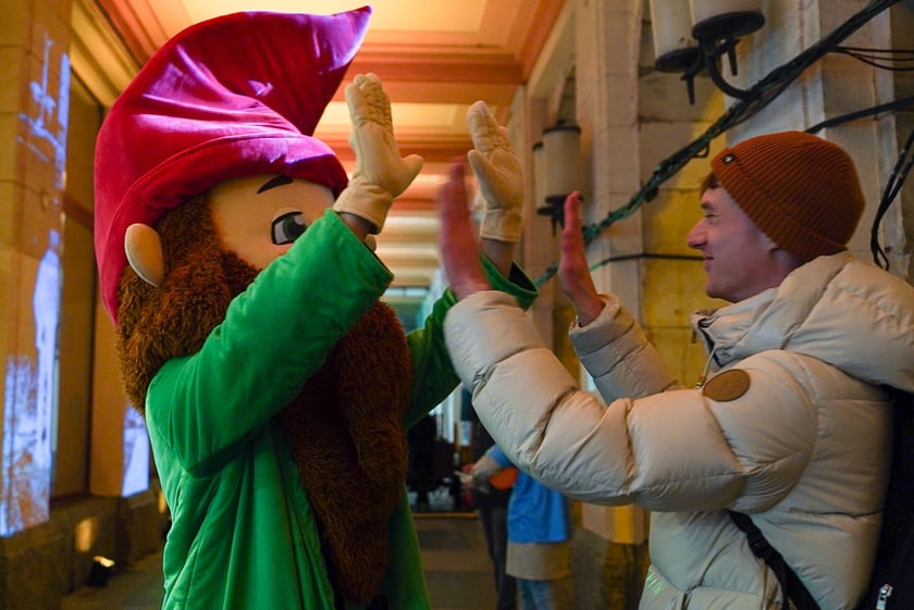 Mini koncert z mappingiem pod Arkadami na Świdnickiej. Były gesty życzliwości, muzyka, mapping