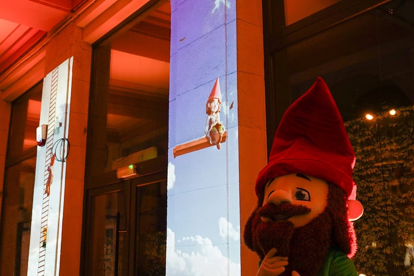 Mini koncert z mappingiem pod Arkadami na Świdnickiej. Były gesty życzliwości, muzyka, mapping