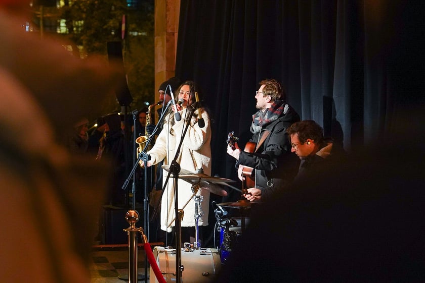 Mini koncert z mappingiem pod Arkadami na Świdnickiej. Były gesty życzliwości, muzyka, mapping