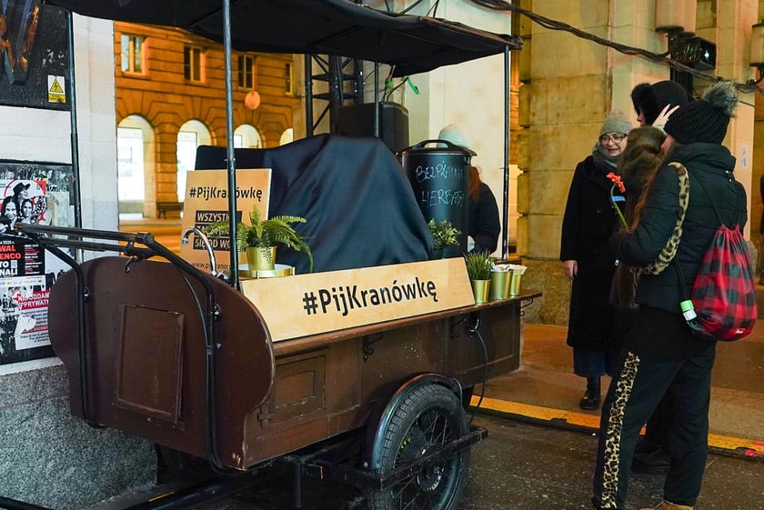 Mini koncert z mappingiem pod Arkadami na Świdnickiej. Były gesty życzliwości, muzyka, mapping