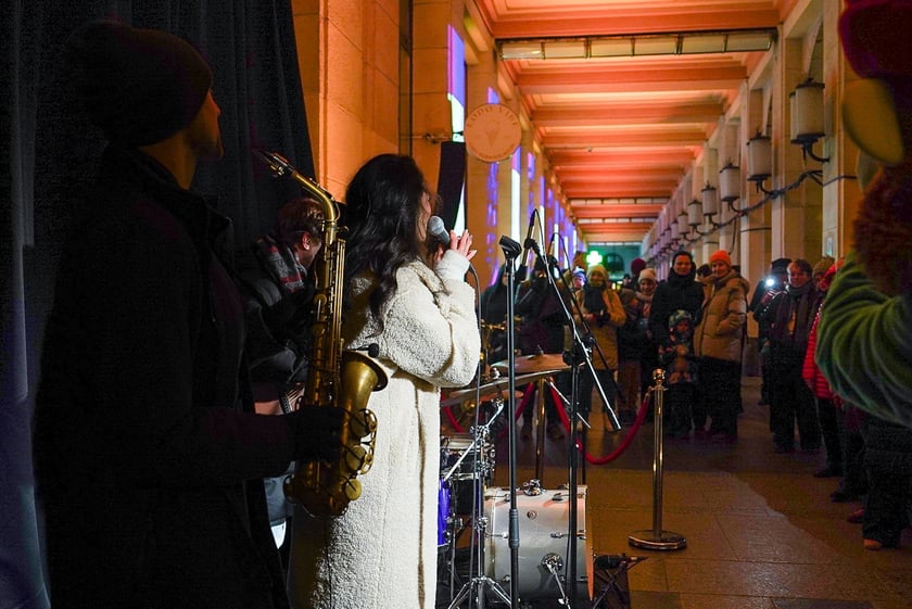 Mini koncert z mappingiem pod Arkadami na Świdnickiej. Były gesty życzliwości, muzyka, mapping