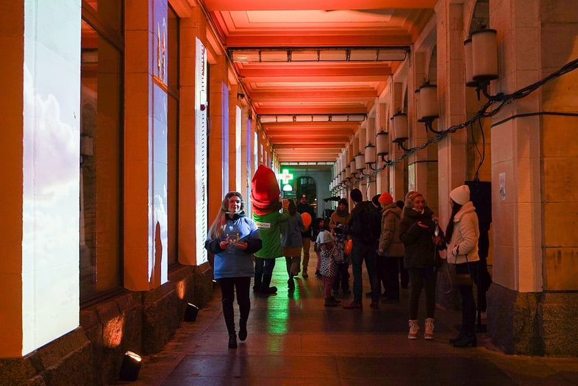 Mini koncert z mappingiem pod Arkadami na Świdnickiej. Były gesty życzliwości, muzyka, mapping