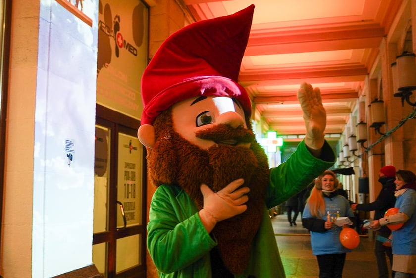 Mini koncert z mappingiem pod Arkadami na Świdnickiej. Były gesty życzliwości, muzyka, mapping