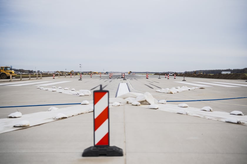 Budowa na wrocławskim lotnisku - powstaje tu m.in droga szybkiego zjazdu, nowa płyta postojowa, płyta do odladzania, droga kołowania o długości 2,5 kilometra