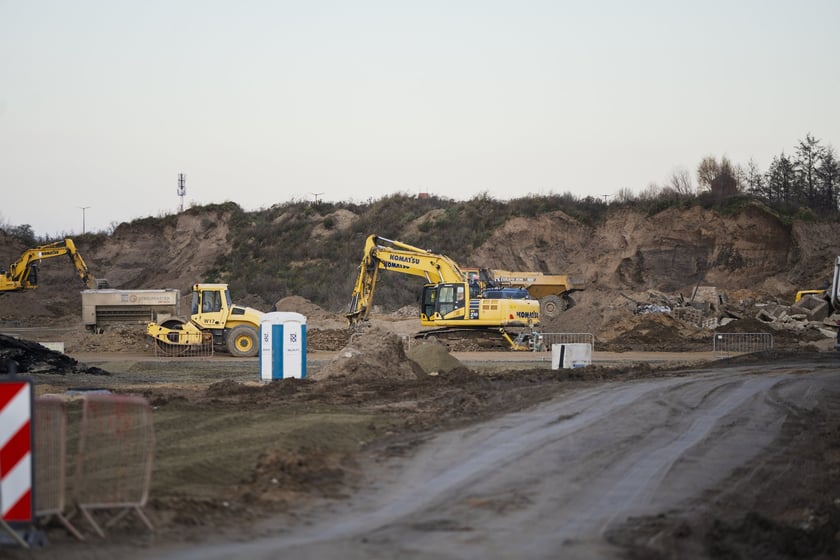 Budowa na wrocławskim lotnisku - powstaje tu m.in droga szybkiego zjazdu, nowa płyta postojowa, płyta do odladzania, droga kołowania o długości 2,5 kilometra