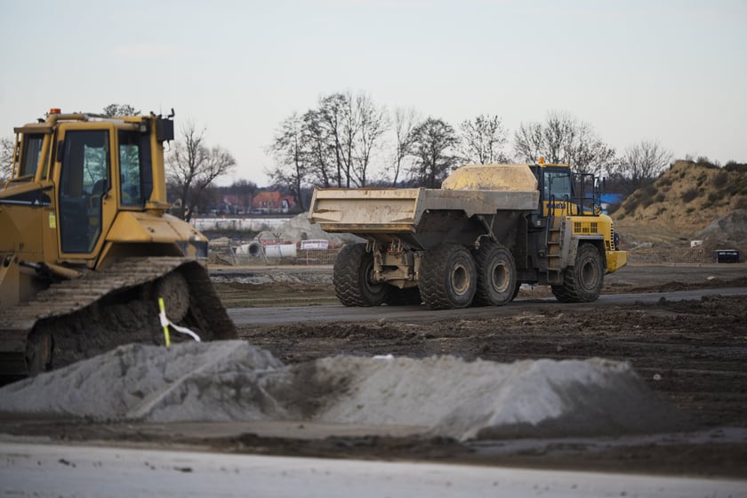 Budowa na wrocławskim lotnisku - powstaje tu m.in droga szybkiego zjazdu, nowa płyta postojowa, płyta do odladzania, droga kołowania o długości 2,5 kilometra