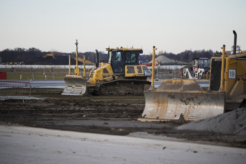 Budowa na wrocławskim lotnisku - powstaje tu m.in droga szybkiego zjazdu, nowa płyta postojowa, płyta do odladzania, droga kołowania o długości 2,5 kilometra