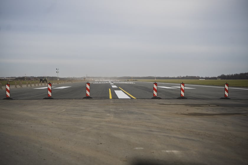 Budowa na wrocławskim lotnisku - powstaje tu m.in droga szybkiego zjazdu, nowa płyta postojowa, płyta do odladzania, droga kołowania o długości 2,5 kilometra