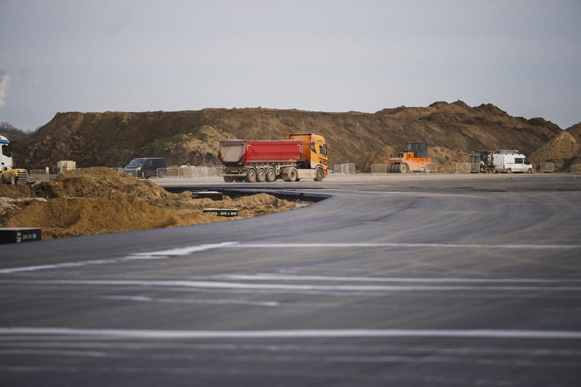 Budowa na wrocławskim lotnisku - powstaje tu m.in droga szybkiego zjazdu, nowa płyta postojowa, płyta do odladzania, droga kołowania o długości 2,5 kilometra