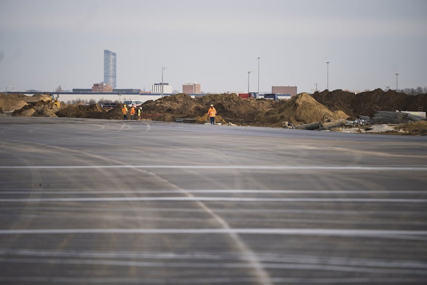 Budowa na wrocławskim lotnisku - powstaje tu m.in droga szybkiego zjazdu, nowa płyta postojowa, płyta do odladzania, droga kołowania o długości 2,5 kilometra