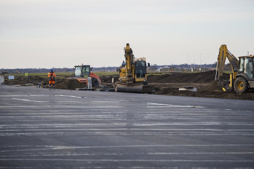 Budowa na wrocławskim lotnisku - powstaje tu m.in droga szybkiego zjazdu, nowa płyta postojowa, płyta do odladzania, droga kołowania o długości 2,5 kilometra