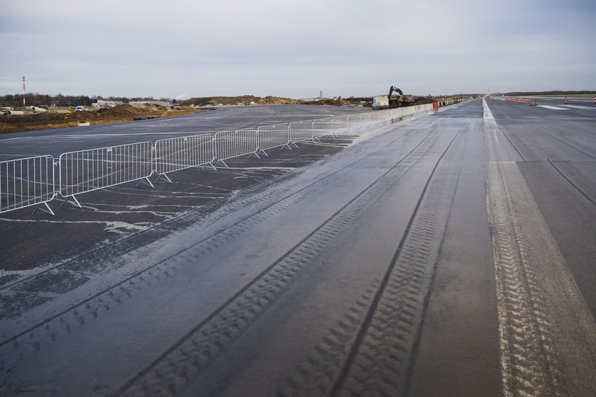 Budowa na wrocławskim lotnisku - powstaje tu m.in droga szybkiego zjazdu, nowa płyta postojowa, płyta do odladzania, droga kołowania o długości 2,5 kilometra