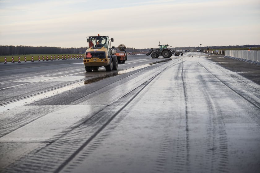 Budowa na wrocławskim lotnisku - powstaje tu m.in droga szybkiego zjazdu, nowa płyta postojowa, płyta do odladzania, droga kołowania o długości 2,5 kilometra