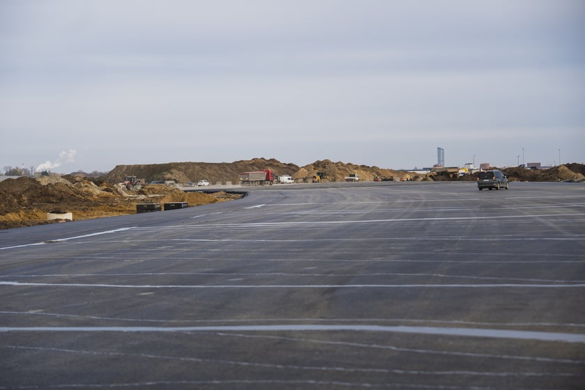 Budowa na wrocławskim lotnisku - powstaje tu m.in droga szybkiego zjazdu, nowa płyta postojowa, płyta do odladzania, droga kołowania o długości 2,5 kilometra