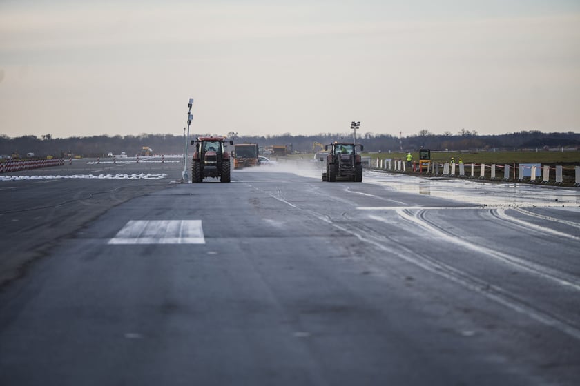 Budowa na wrocławskim lotnisku - powstaje tu m.in droga szybkiego zjazdu, nowa płyta postojowa, płyta do odladzania, droga kołowania o długości 2,5 kilometra