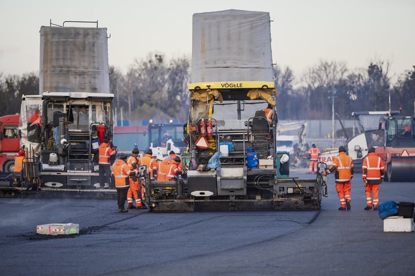 Budowa na wrocławskim lotnisku - powstaje tu m.in droga szybkiego zjazdu, nowa płyta postojowa, płyta do odladzania, droga kołowania o długości 2,5 kilometra