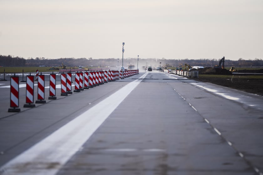 Budowa na wrocławskim lotnisku - powstaje tu m.in droga szybkiego zjazdu, nowa płyta postojowa, płyta do odladzania, droga kołowania o długości 2,5 kilometra