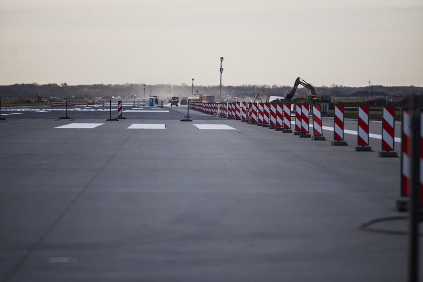 Budowa na wrocławskim lotnisku - powstaje tu m.in droga szybkiego zjazdu, nowa płyta postojowa, płyta do odladzania, droga kołowania o długości 2,5 kilometra