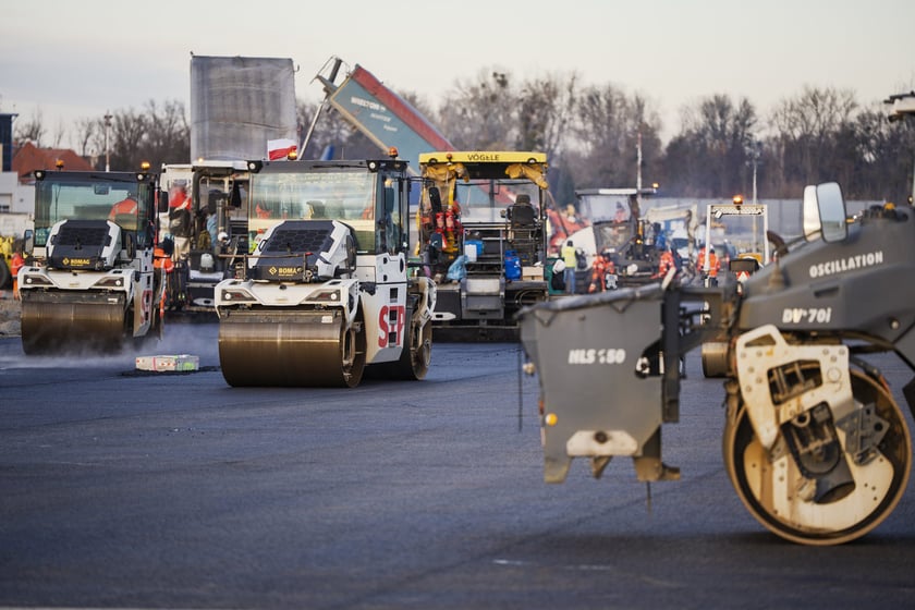 Budowa na wrocławskim lotnisku - powstaje tu m.in droga szybkiego zjazdu, nowa płyta postojowa, płyta do odladzania, droga kołowania o długości 2,5 kilometra