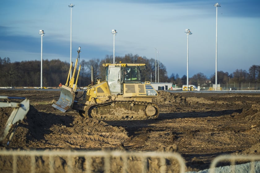 Budowa na wrocławskim lotnisku - powstaje tu m.in droga szybkiego zjazdu, nowa płyta postojowa, płyta do odladzania, droga kołowania o długości 2,5 kilometra